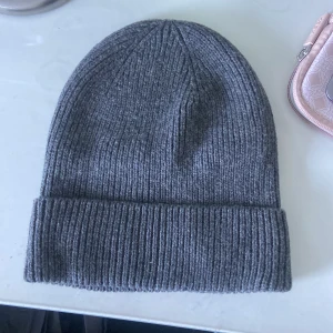 Mössa - Mössa från Gina, aldrig använd. Passar både tjej och kille!🥰