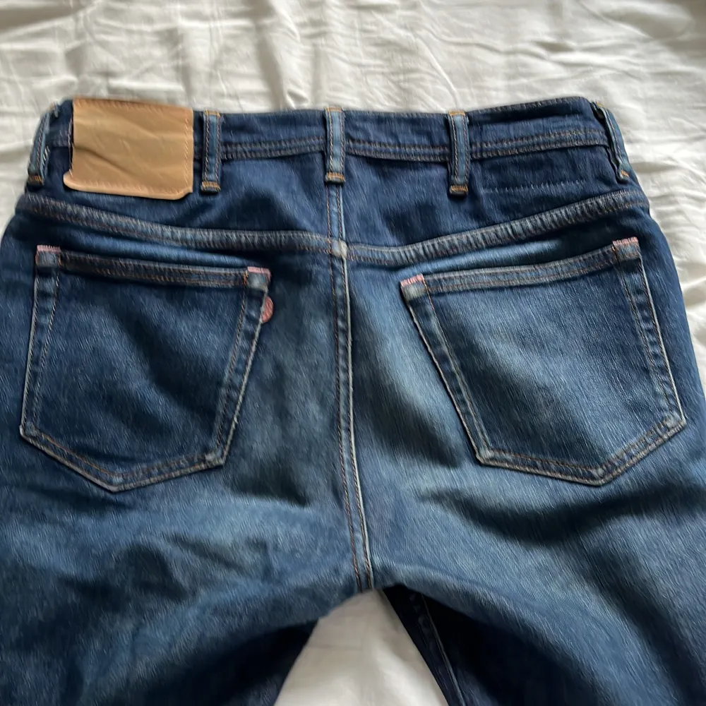 Slim acne jeans i mycket bra skick(8/10). Liten bit av läder-patchen har gått av. Säljer för att jag börjar växa ur dem. Byxorna är väldigt sköna och mycket bra kvalitet.. Jeans & Byxor.