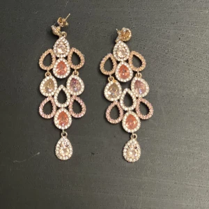 Lily n Rose vackra örhöngen - Rosa, vita, guld stenar  