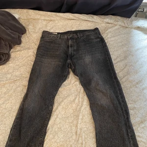 Levis jeans - Levis 551z, knappt använda. Faller mig inte riktigt i smaken därför vill jag bli av med dom.