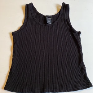 Tröja  - Ett svart ribbat linne 