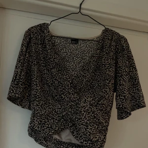 Leopard möstrad tröja  - använd 1 gång 