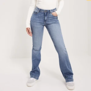 Blå bootcut jeans🩵 - Bootcut jeans som knappt är använda🩵🩵fina som nya🩵kostar 450kr nya (Mid raise) jag är 170 lång, de passar bra