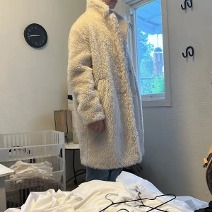 Vit fluff  jack  - Vit Jack lite smutsig men man ser inte det sen är fin och passar för vintern.