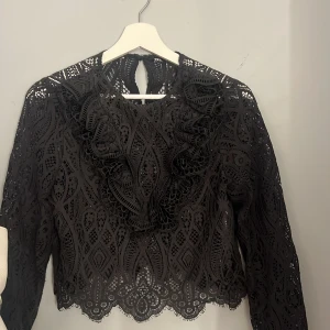 Blus - Nästan oanvänd tröja som jag köpte i vintras men som bara ligger i min gagrderåb och kommer inte till användning 