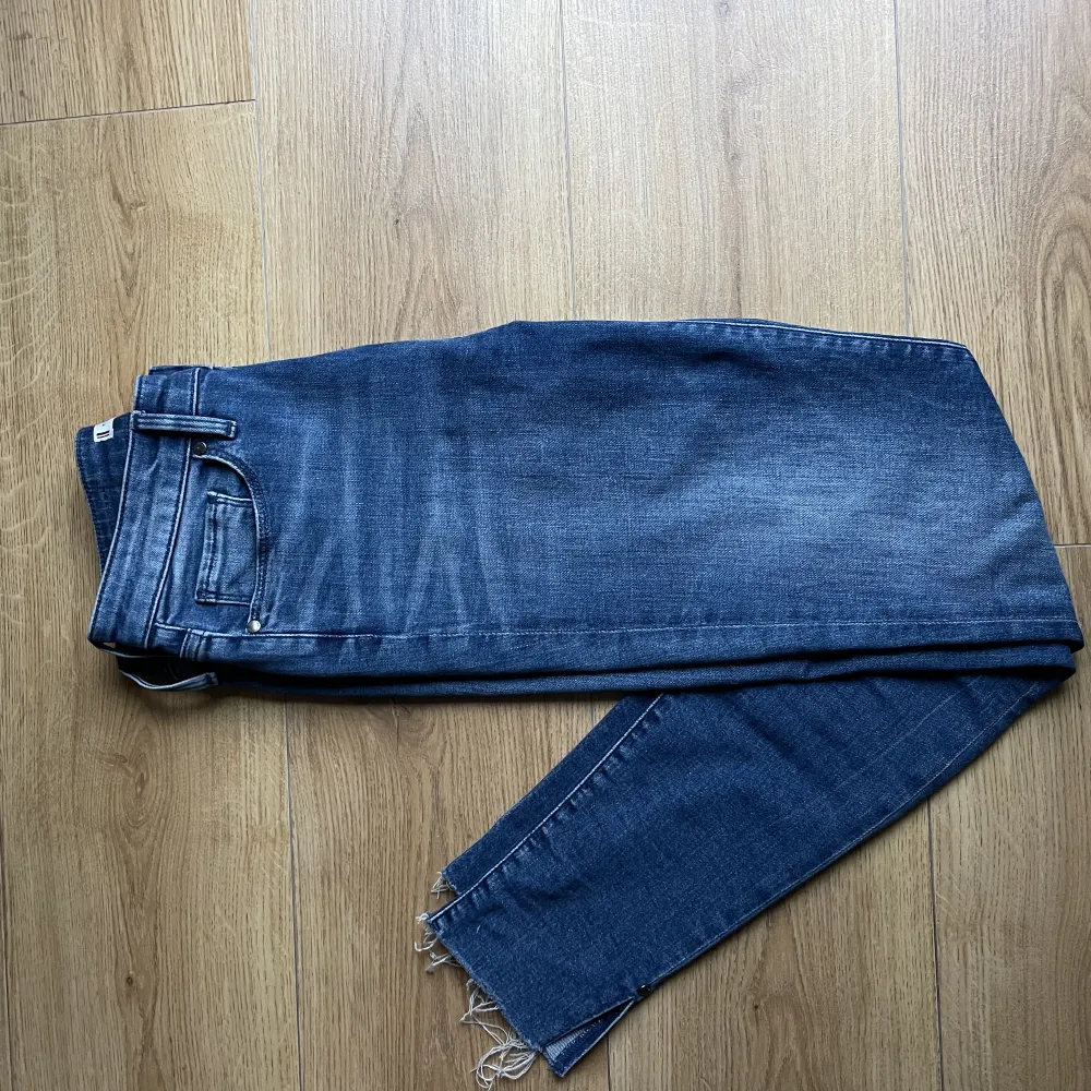 Väldigt sköna Hilfiger jeans i strl 26/30, passar även 25/30 och 24/30 skulle jag tro. Använda 2-3 gånger.  Köpta för 1300kr  . Jeans & Byxor.