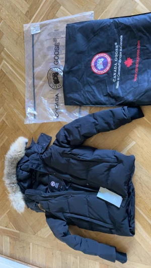 Canada goose wyndham - Canada goose wyndam Storlek S passar M helt ny skick varm inför kommande vinter/ går också att byta skriv bara vad ni har.