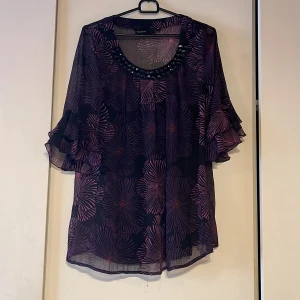 Mesh blus - Jätte fin mesh blus med stenar på, bra skick 
