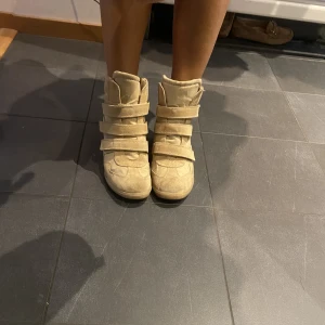 Isabel markant skor - Säljer ett par beiga isabel marant liknande skor som är perfekta till hösten! Nästintill oanvända💕