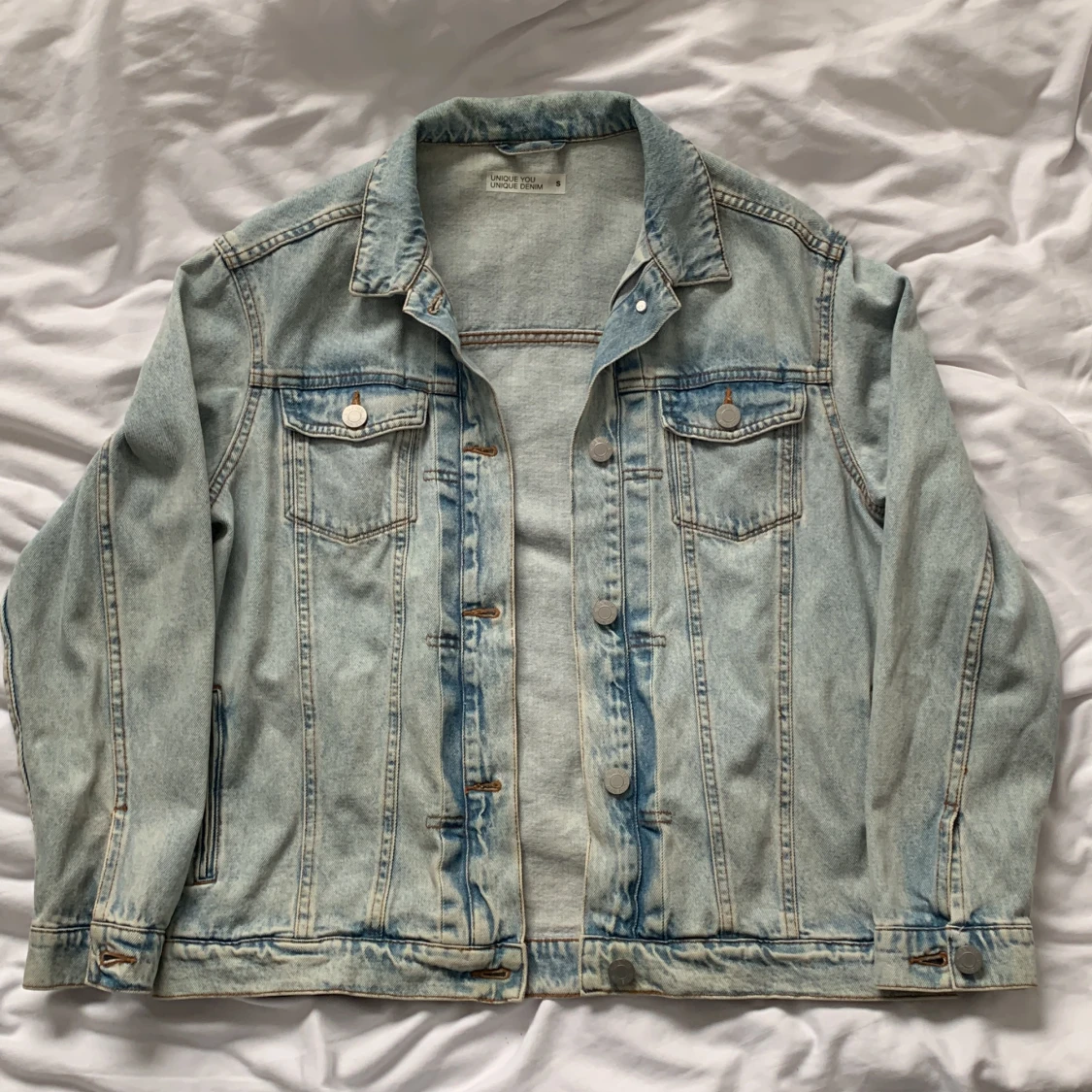 ljusblå jeansjacka