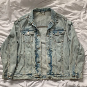 ljusblå jeansjacka - Jeansjacka i urtvättad stil, säljer pga storleken