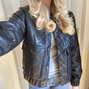 Skinn jacka - Cool skinn liknande jacka som inte används! I fint skick