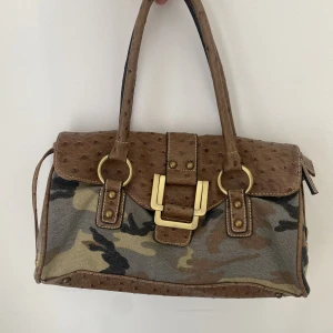 David Jones minibag - Supercool militärmönstrad David Jones minibag.  Acceptabelt skick, några fläckar på insidan, PM för fler bilder. Liten men rymmer mycket 🌿🌷