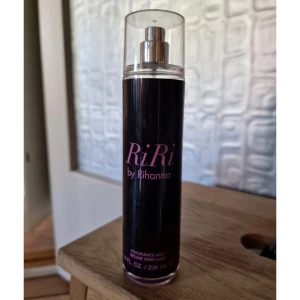 RiRi by Rihanna - stor parfym - Stor 236ml flaska, MINST hälften kvar. Ej utgången, säljes då jag rensar i min samling. Supergod doft!