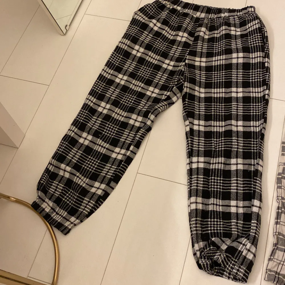Säljer nu dessa två olika pyjamasbyxor, dom vit/svarta med snöre är xs/s och dom svart/vita utan snöre än S/M.. inga fläckar eller hål🤍säljer båda för 290kr eller 150kr st🤍hör av er vid frågor osv🤍. Jeans & Byxor.