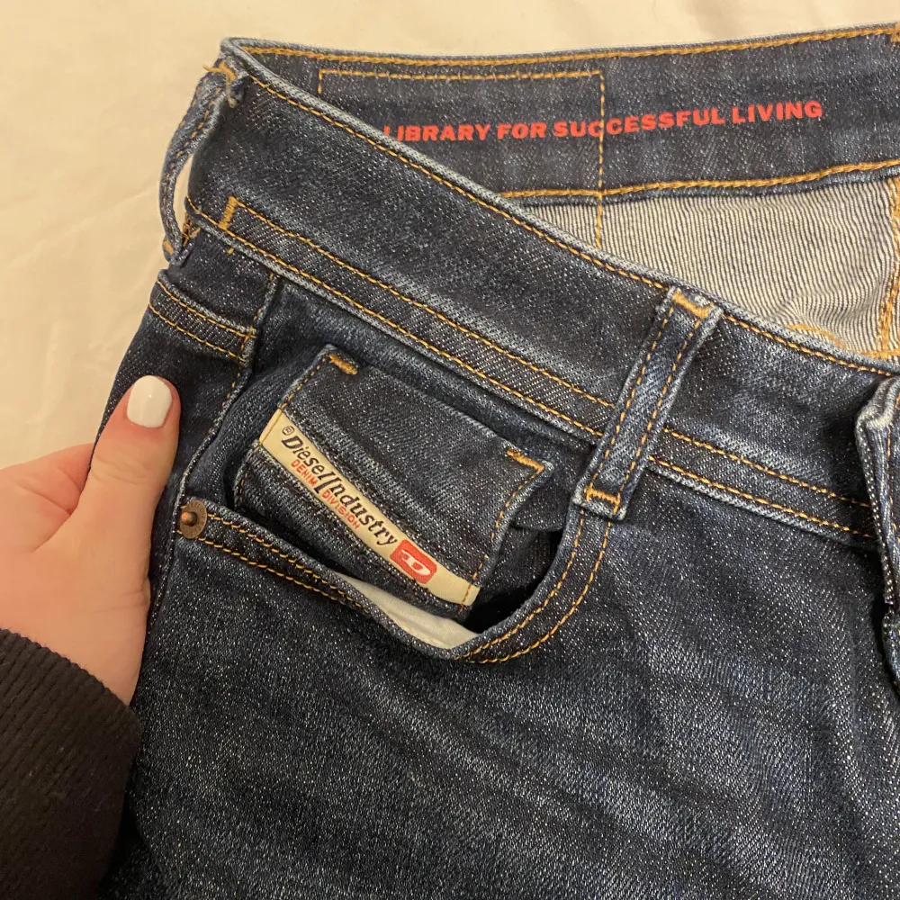 Disel jeans nästan som nya 💓 storlek 25/32 och köpta från carlings i februari 😇 de är lågmidjade ! Nypris 1599!. Jeans & Byxor.
