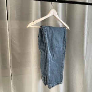 Loose mom jeans  - Loose mom jeans med högmidja i storlek 36, nypris 499:-