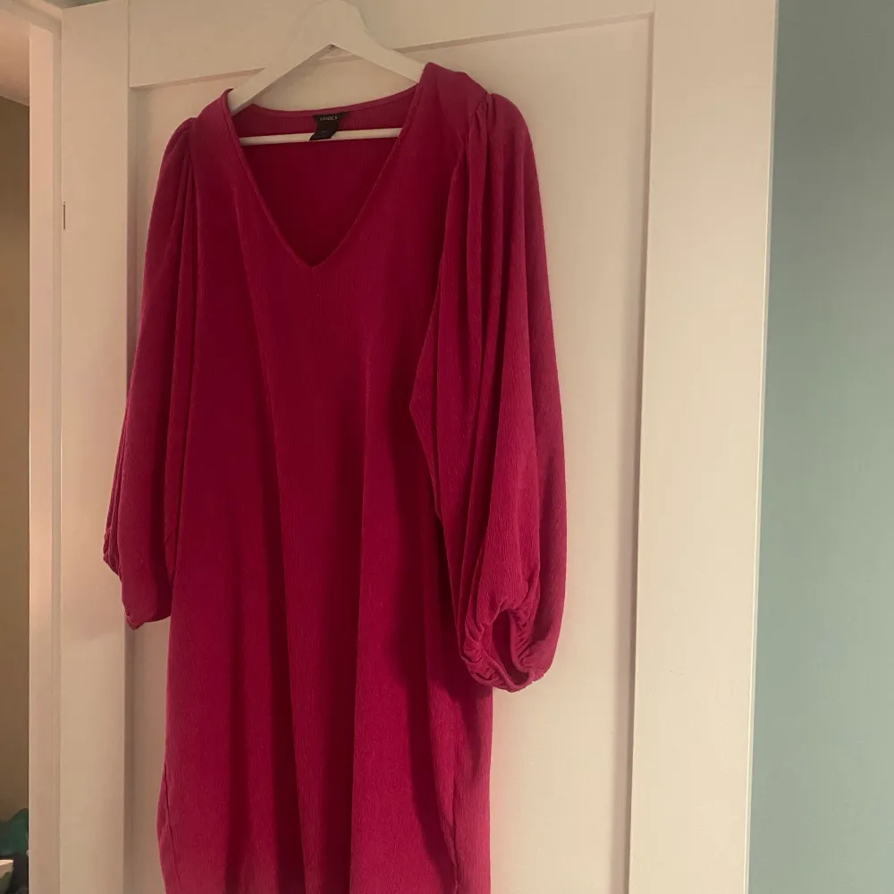 Ceriserosa klänning från Lindex med puffärm. Bra skick. . Klänningar.