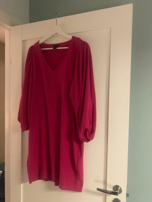 Oversize klänning Lindex - Ceriserosa klänning från Lindex med puffärm. Bra skick. 