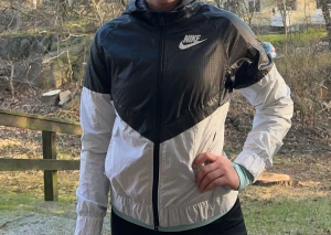 Löparjacka  - Svartvit löparjacka från Nike!🤍🖤 Tunt material, har en vindtätande funktion men är sannolikt inte 100% vindtät. Fickor fram med dragkedja. Plagget är i mycket fint skick!