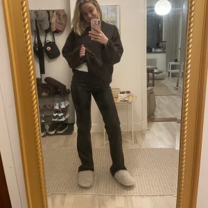 Skinnbyxor  - Finaste byxorna i skinnimitation, storlek XS/34. Säljer för 150, helt nya!