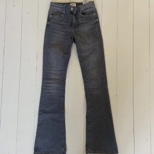 Low waist💘 - Säljer mina nya jeans från Only. Använda 2 gg då dom sitter lite tajt på mig. Nypris 799💘