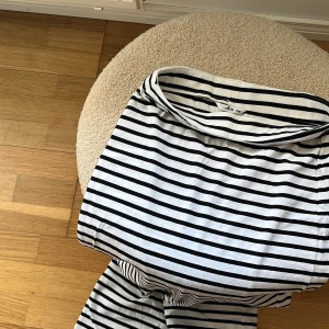 Kjol - En lång kjol från ellos i storlek 34/36. Använd ett fåtal gånger förra sommaren. Går att använda som både kjol eller en tubklänning. 