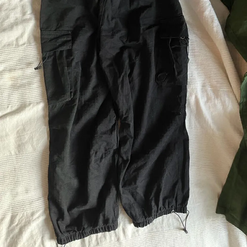Parachute/Cargo byxor som är lite för stora för mig. Baggy passform, byxorna är lite mer än 80 cm långa.. Jeans & Byxor.