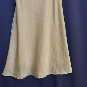 Gul klänning från Gina Tricot - Super fin klänning från Gina Tricot som når till mitten av låren. Endast använd ett fåtal gånger. Storlek 42 men passar mer 38 eller 40 då jag har storlek 38 eller 40 vanligtvis. 