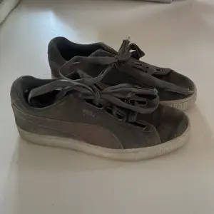 Säljer dessa skor då de inte kommer tillanvänding! Ett par gråa puma sneakers som är använda ett fåtal gånger. 