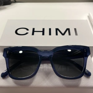 Blå chimis 07  - Säljer mina blåa chimis i modellen 07. Säljer då de inte kommer till användning, inga repor eller skador. Glasögon fodral kommer med samt boxen. 400kr+ frakt, om det önskas att mötas upp möts jag helst upp vid Östermalm