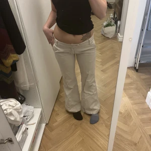 Bootcut low waist byxor - Beiga byxor med bootcut. Lågmidjade storlek 36. Väldigt bra skick