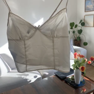 Beige / silvrig topp  - Oanvänd topp från H&M i strl 40 (liten i strl, jag är vanligtvis 36).  2 bild lånad från tiktok 