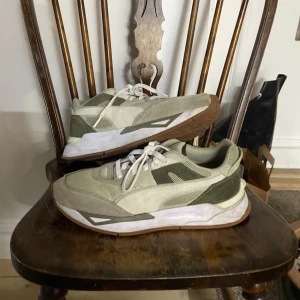 Puma sneakers - Snygga sneakers från puma i lite olika gröna färger. Använda lite men annars i gott skick säljer pga inte använder särskilt mycket skriv gärna för fler frågor 