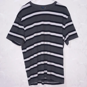 Randig T-shirt XL! - Grå, vit oxh svart randig T-shirt av bommul!