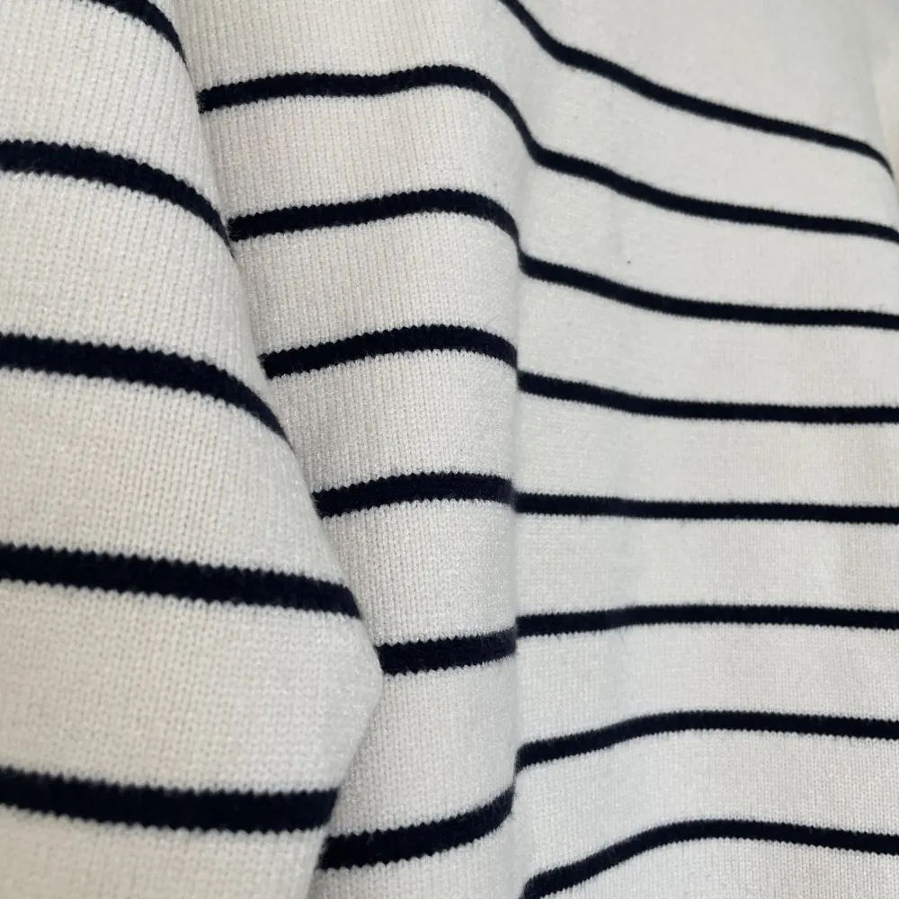 Säljer denna vita tröja från Zara med svarta ränder 🤍  Storlek S  Kan hämtas i Hägerstensåsen eller i centrum av Stockholm . Tröjor & Koftor.