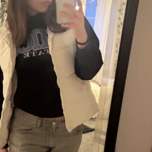 Vit väst - Snygg vit väst som tyvärr inte kommer till användning längre. Perfect nu till våren. Den är storlek L men passar även som M då den är  liten i storleken. 