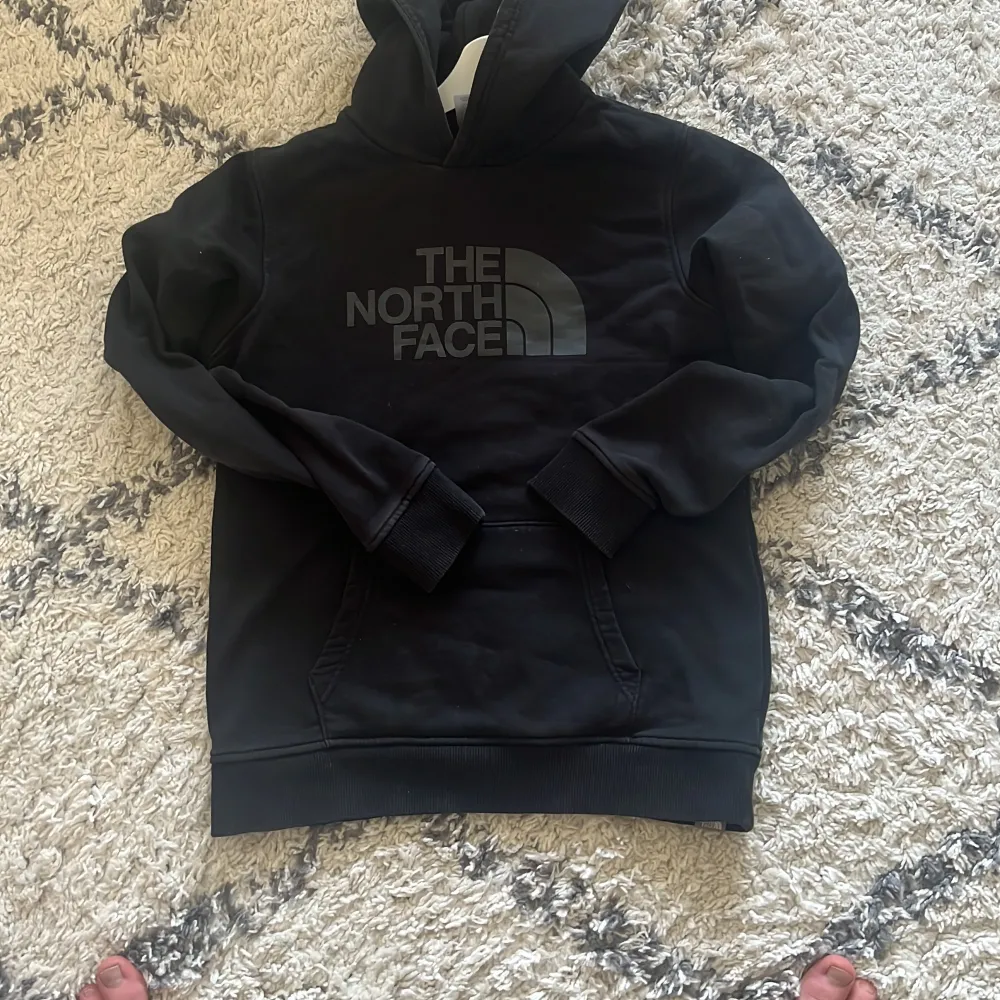 Tjena! Säljer denna sköna the north face hoodie. Den är i bra skick. Köpt för ca 600. . Hoodies.