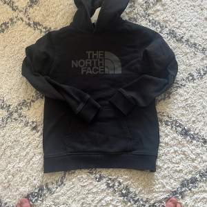 Tjena! Säljer denna sköna the north face hoodie. Den är i bra skick. Köpt för ca 600. 