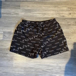 Phillip Plein Badbyxor - Köpta på NK för 2 år sedan ungefär, kvitto och tags finns, nypris 2700kr, storlek xxl men är små i stoleken så de passar M/L Skick 9/10.