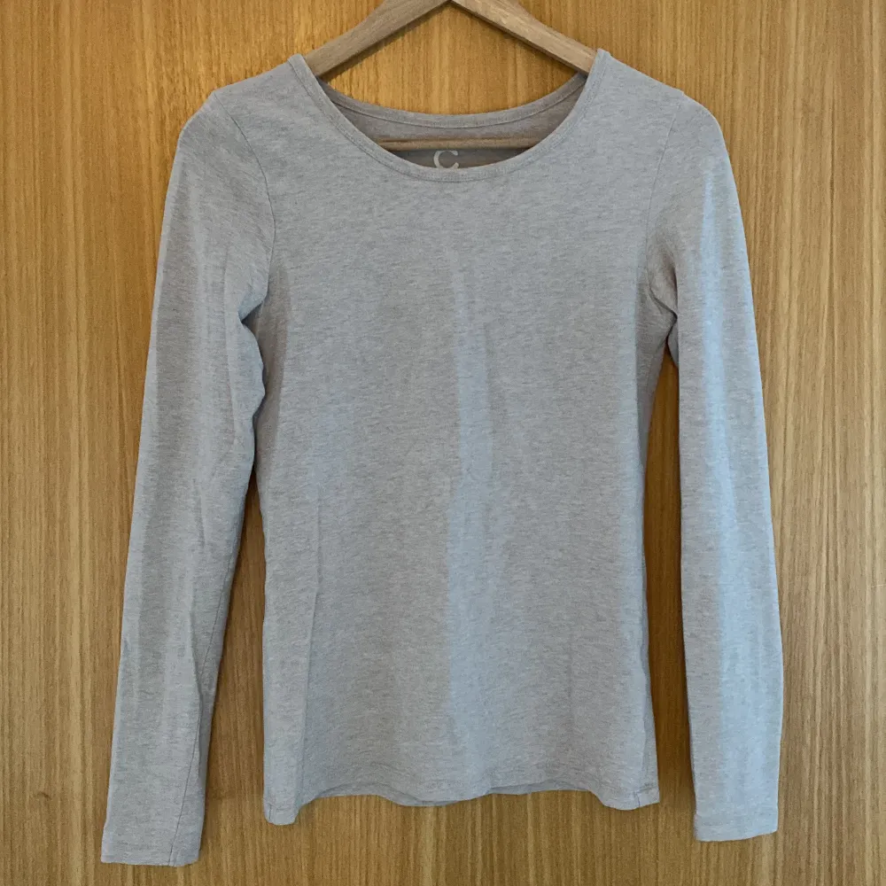 Är som i nyskick. Stretchigt material. Grå/beige färg.. Hupparit & Collegepaidat.