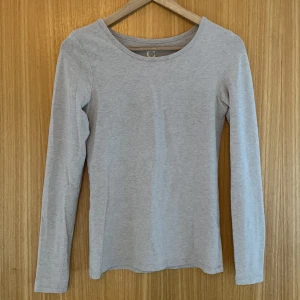 Långärmad tröja - Är som i nyskick. Stretchigt material. Grå/beige färg.
