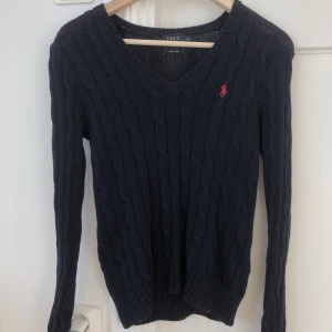 Polo Ralph Lauren tröja  - Mörkblå stickad Ralph Lauren tröja i fint skick. Storlek XS men passar S också! 300 kr inkl frakt 🌷🌷 tryck gärna på köp nu! 
