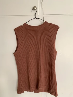 Tröja/väst STOCKH LM - Brun/beige tröja/linne/väst från STOCKH LM. Använd ett par gånger, nyskick! Strl L, har använt som väst på mig som är s/m. 