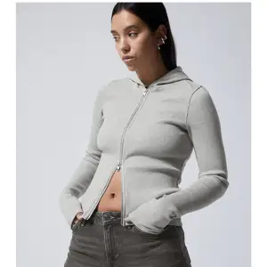 Säljer helt ny och oanvänd zip up Hoodie från weekday. Storlek S 