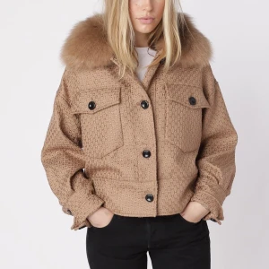 Brun Meotine Jacka - Säljer nu min Fina brun/beigea Meotine Jacka, bra skick och super skön🥰(Lägger ut igen pga att appen strulat)