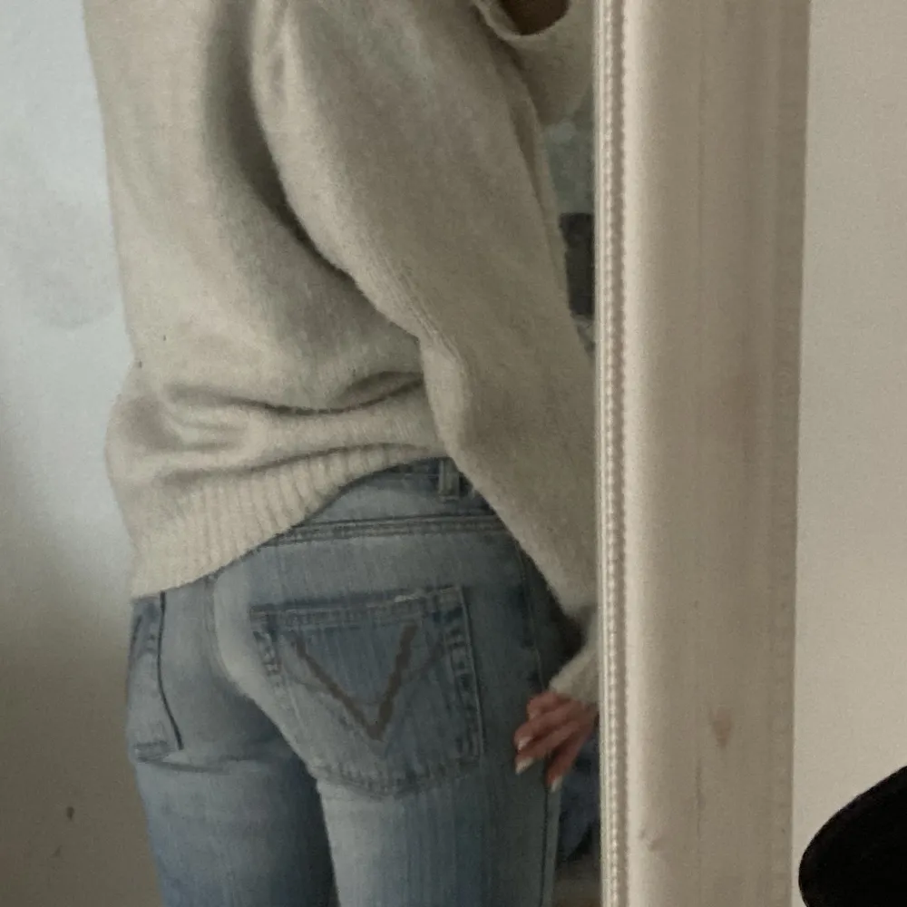 Jätte fina lågmidjade bootcut jeans som tyvär är lite för små för mig både i längden och midjan . Jeans & Byxor.