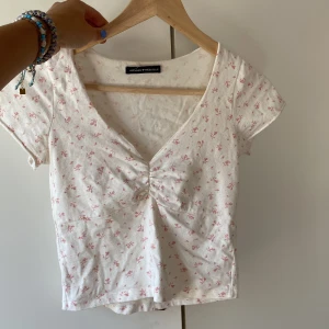 Topp Brandy Melville  - En i princip oanvänd topp från Brandy Melville. Skriv för fler bilder, köparen står för frakten 💕 