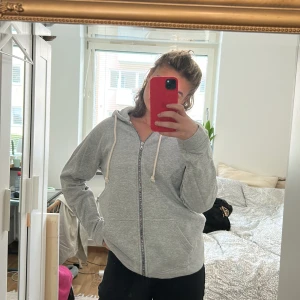 Hoodie med zipdetaljer - Grå ziphoodie med coola detaljer på dragkedjan😃Endast använd ett fåtal gånger, dock köpt secondhand men den är i bra skick. Den är i storlek Xl men skulle säga att den sitter mer som en M/L