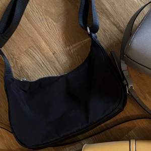 Jättefin liten svart väska som är perfekt till sommaren! Justerbart band så väskan funkar både som crossbody och shoulderbag! 